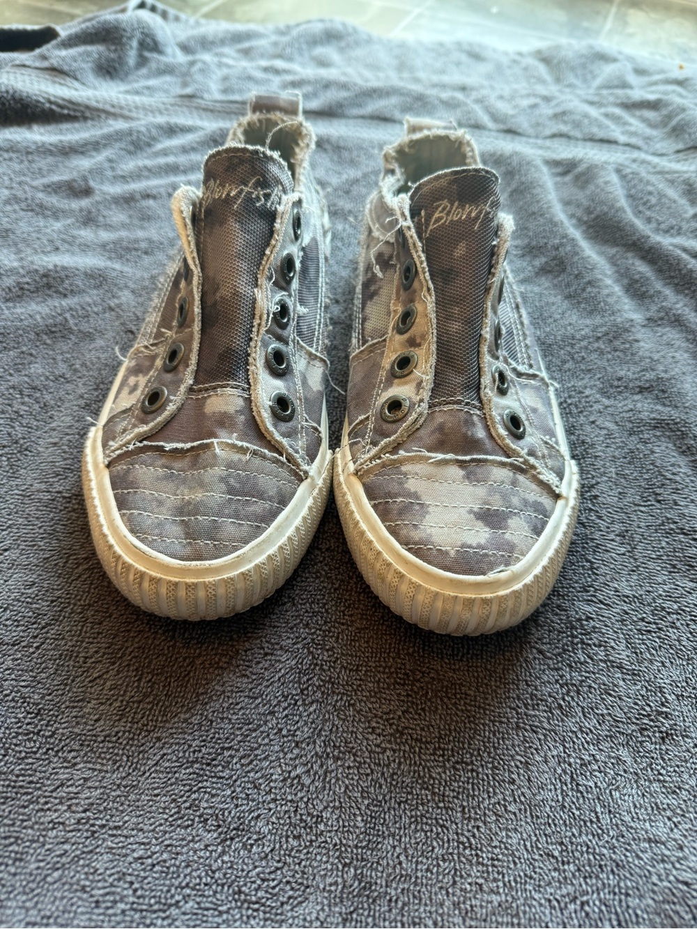 Blowfish Malibu Play Grey Camo Canvas Slip On Sneakers Distressed Low Top 7.5